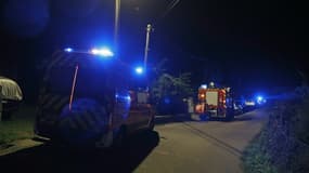 Des véhicules de pompiers devant une maison visée par une explosion, le 8 octobre 2023 à Vico, en Corse