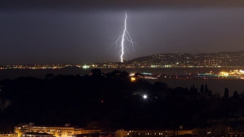 Un éclair qui s'abat sur Nice en mai 2017. Photo d'illustration