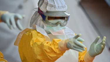 Un médecin de MSF en Sierra Leone, dans un centre de traitement contre Ebola.