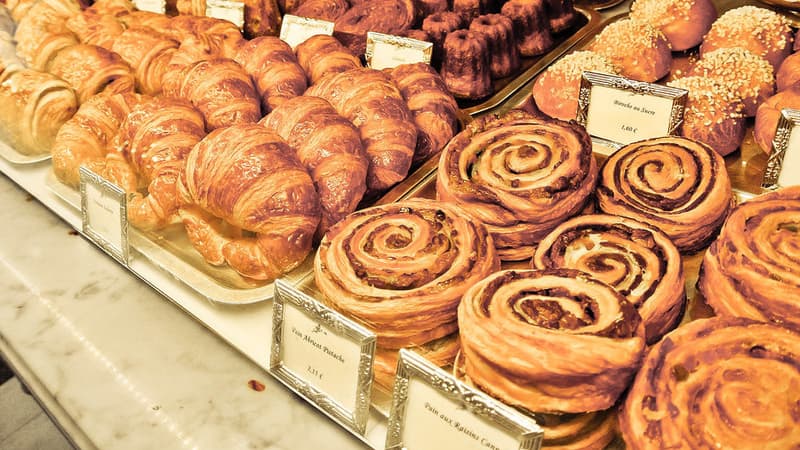 Viennoiseries dans une boulangerie en France. 