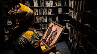 Une visiteuse regarde les portraits de victimes au mémorial du génocide à Kigali, le 29 avril 2018.