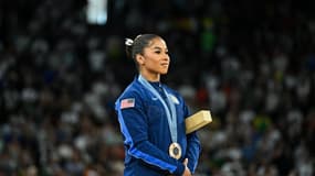 Jordan Chiles sur le podium des JO de Paris 2024.