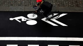 Sans casque sur une piste cyclable à Paris en avril.
