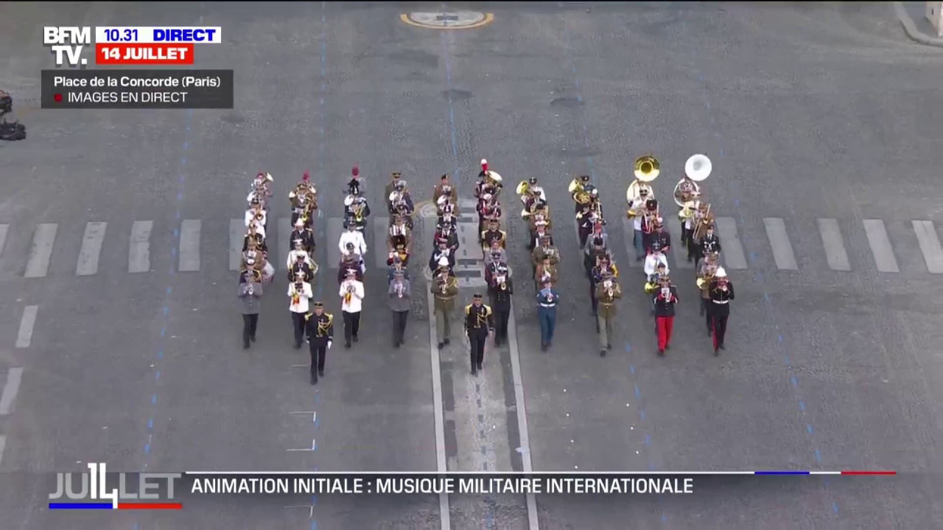 La fanfare de 80 musiciens de 13 pays ouvre le défilé