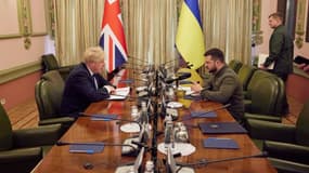 Photo prise et transmise  par la présidence ukrainienne le 9 avril 2022 montrant la rencontre entre Le Premier ministre britannique Boris Johnson et le président ukrainien Volodymyr Zelensky à Kiev 