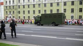 Dispositif policier dans une rue de Minsk pendant une manifestation de femmes, le 29 août 2020 à Minsk, au Bélarus