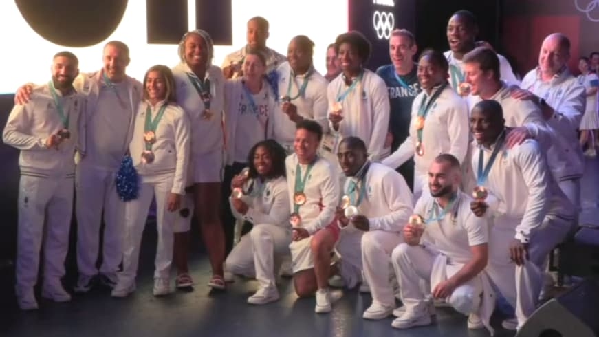 L'équipe de France de judo est arrivée au Club France pour célébrer son titre aux JO de Paris, 3 août 2024 L'équipe de France de judo est arrivée au Club France pour célébrer son titre aux JO de Paris, 3 août 2024
