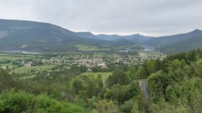 Vue en hauteur de Saint-André-les-Alpes (Alpes-de-Haute-Provence) depuis la forêt de Chalvet, en mai 2023.