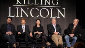 Une partie de l'équipe du film "Lincoln, en Californie. Le film américain "Lincoln", dans lequel Daniel Day Lewis incarne l'ancien président des Etats-Unis, a remporté jeudi le gros lot des nominations aux Oscar avec douze citations. /Photo prise le 4 jan