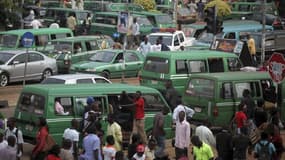 Files de taxis près d'un marché dans la capitale nigériane Abuja. Paris déconseille à ses ressortissants de se rendre dans le nord du Nigeria à la suite de menaces directes formulées par "des groupes terroristes nigérians" en représailles à l'intervention
