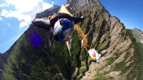 Haute-Savoie: les "Soul Flyers" retrouvent les airs en wingsuit