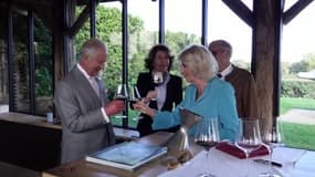 Bordeaux: le couple royal déguste un vin provenant du vignoble du château Smith Haut Lafitte, dernière étape du séjour du roi Charles III en France