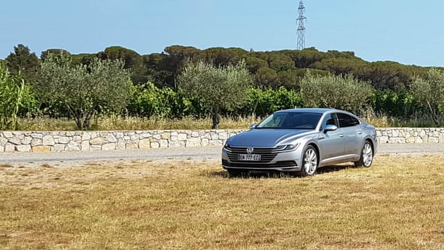 L'Arteon représente le nouveau vaisseau amiral de la gamme Volkswagen mais peut-il séduire une clientèle premium?