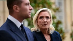 Le président du parti Rassemblement National (RN), Jordan Bardella s'adresse aux médias aux côtés de la présidente du groupe parlementaire du Rassemblement National, Marine Le Pen, à l'Hôtel de Matignon à Paris, le 2 septembre 2025. 