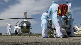Evacuation de malades du coronavirus par hélicoptère (illustration)