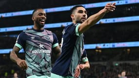 Neal Maupay imite James Maddison après un but contre Tottenham, le 31 janvier 2024
