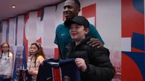 Le jeune Maël en marge de PSG-Nice, le 25 avril 2024 en Ligue 1