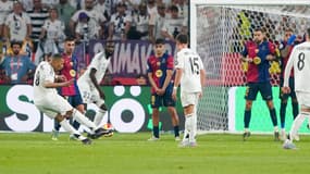 Kylian Mbappé marquant un coup franc lors de Barça-Real le 26 avril 2025