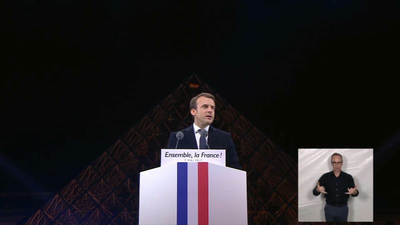 Elu président de la République face à Marine Le Pen, Emmanuel Macron a traversé la cour, seul, le visage grave
