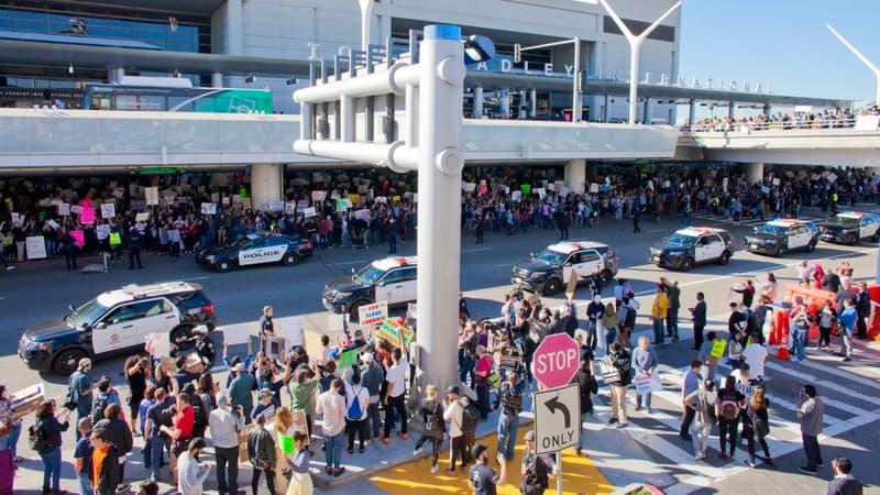 Des manifestants contre le décret Trump ont protesté aux abords des aéroports américains ce week-end, ici à Los Angeles. 