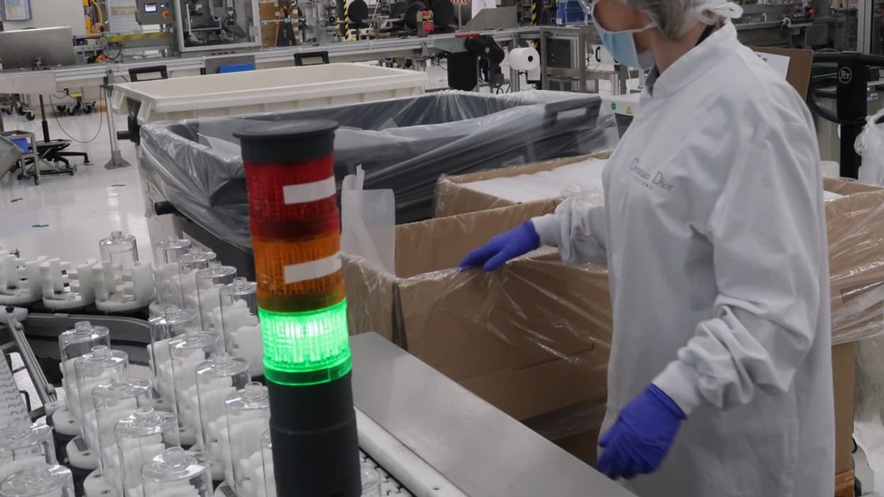 Le groupe de luxe utilise pour le conditionnement du gel des flacons en plastique habituellement utilisés pour du savon liquide. Le groupe de luxe utilise pour le conditionnement du gel des flacons en plastique habituellement utilisés pour du savon liquide.