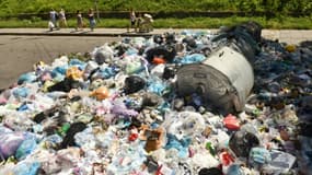 Des piles d'ordures s'entassent dans  les rues de Lviv, dans l'ouest de l'Ukraine, le 21 juin 2017