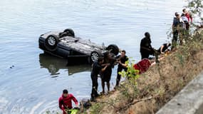 Une voiture a fait une sortie dans la Seine à Clichy lundi avec à bord le conducteur et sa passagère.
