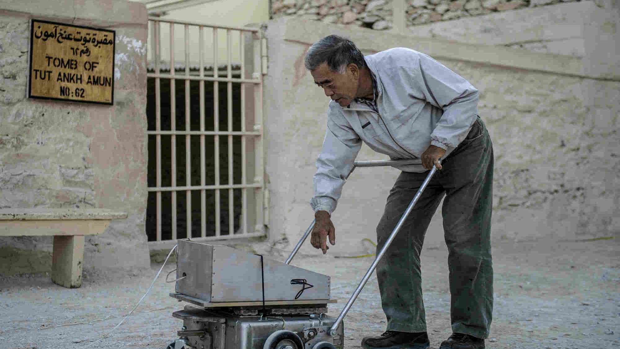 L’expert japonais Hirokatsu Watanabe inspecte son radar devant l’entrée du tombeau de Toutânkhamon. L’expert japonais Hirokatsu Watanabe inspecte son radar devant l’entrée du tombeau de Toutânkhamon.