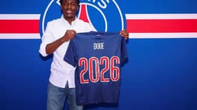 Eddy Doué lors de la signature de son premier contrat pro au PSG