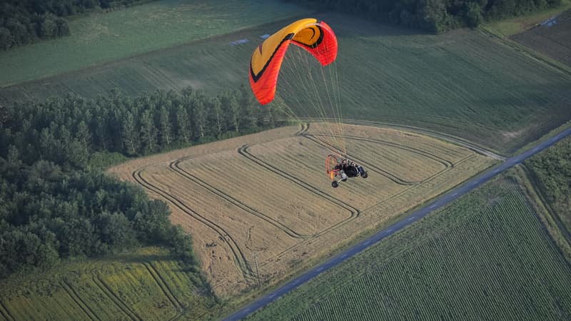 Un ULM paramoteur en vol près de Chatellerault, le 22 juin 2016 (illustration)