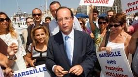 François Hollande s'est efforcé lundi de contourner la polémique entourant le fonctionnement de la fédération socialiste des Bouches-du-Rhône, tout en se déclarant "vigilant" lors d'une visite à Marseille. /Photo prise le 11 juillet 2011/REUTERS/Philippe