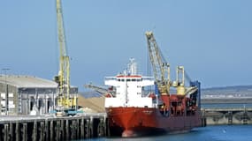 Le bateau de commerce Baltic Leader, battant pavillon russe, dans le port de Boulogne-sur-mer le 26 février 2022 après avoir été intercepté dans la Manche par les autorités françaises