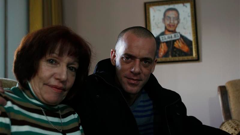 Salah Hamouri en compagnie de sa mère, lundi, après sa libération dimanche soir par Israël dans le cadre de la deuxième phase d'un accord qui prévoyait la libération de 1.027 prisonniers en échange du soldat franco-israélien Gilad Shalit. Le Franco-Palest