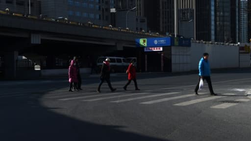 Plusieurs villes chinoises ont décidé de sévir contre les piétons traversant hors des clous en utilisant une technique de reconnaissance faciale, afin d'identifier les fautifs et les soumettre à l'opprobre publique en affichant leurs pho...