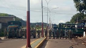 Photo fournie par les autorités de l'Etat d'Amazonas montrant des soldats vénézuéliens bloquant l'accès au centre de détention de Puerto Ayacucho, où a eu lieu une mutinerie le 16 août 2017