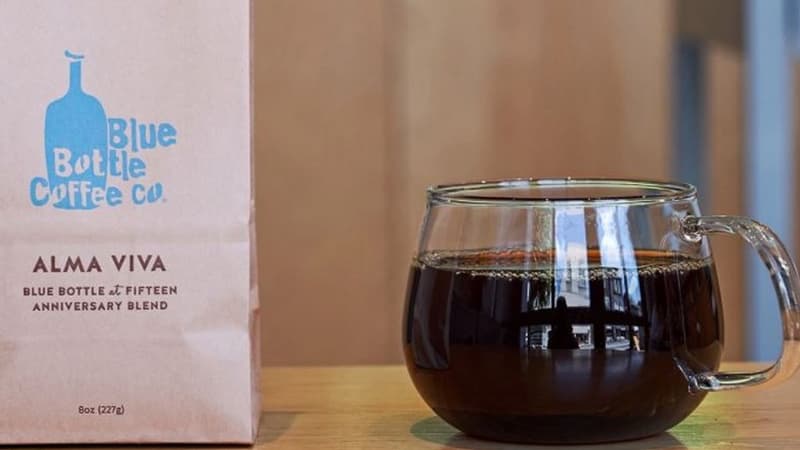 Blue Bottle est à la fois un torréfacteur et un détaillant de spécialités de café haut de gamme, qui exploite des bars à café dans les principales villes des États-Unis et au Japon