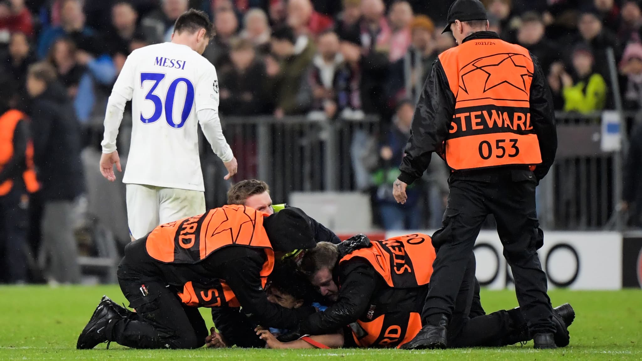 Le fan entré sur le terrain à la fin de Bayern-PSG s'est fait malmener par la sécurité Le fan entré sur le terrain à la fin de Bayern-PSG s'est fait malmener par la sécurité