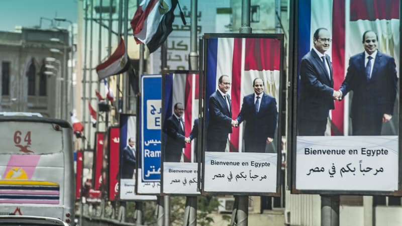 Des affiches souhaitant la bienvenue à François Hollande placardées sur le pont du Pont du 6-Octobre, au Caire.