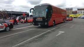 Le car de Bahrain Victorious dans le paddock avant la 18e étape