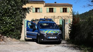 Un véhicule de gendarmerie est posté devant la maison des grands-parents d'Émile Soleil, Anne et Philippe Vedovini, le 25 mars 2025.