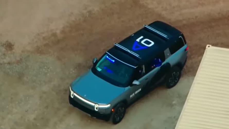Le SUV de Rivian se reconnaît notamment avec sa signature lumineuse à l'avant.