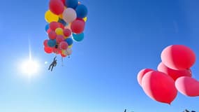 Accroché à une cinquantaine de ballons, le magicien David Blaine s'est envolé dans le ciel d'Arizona.