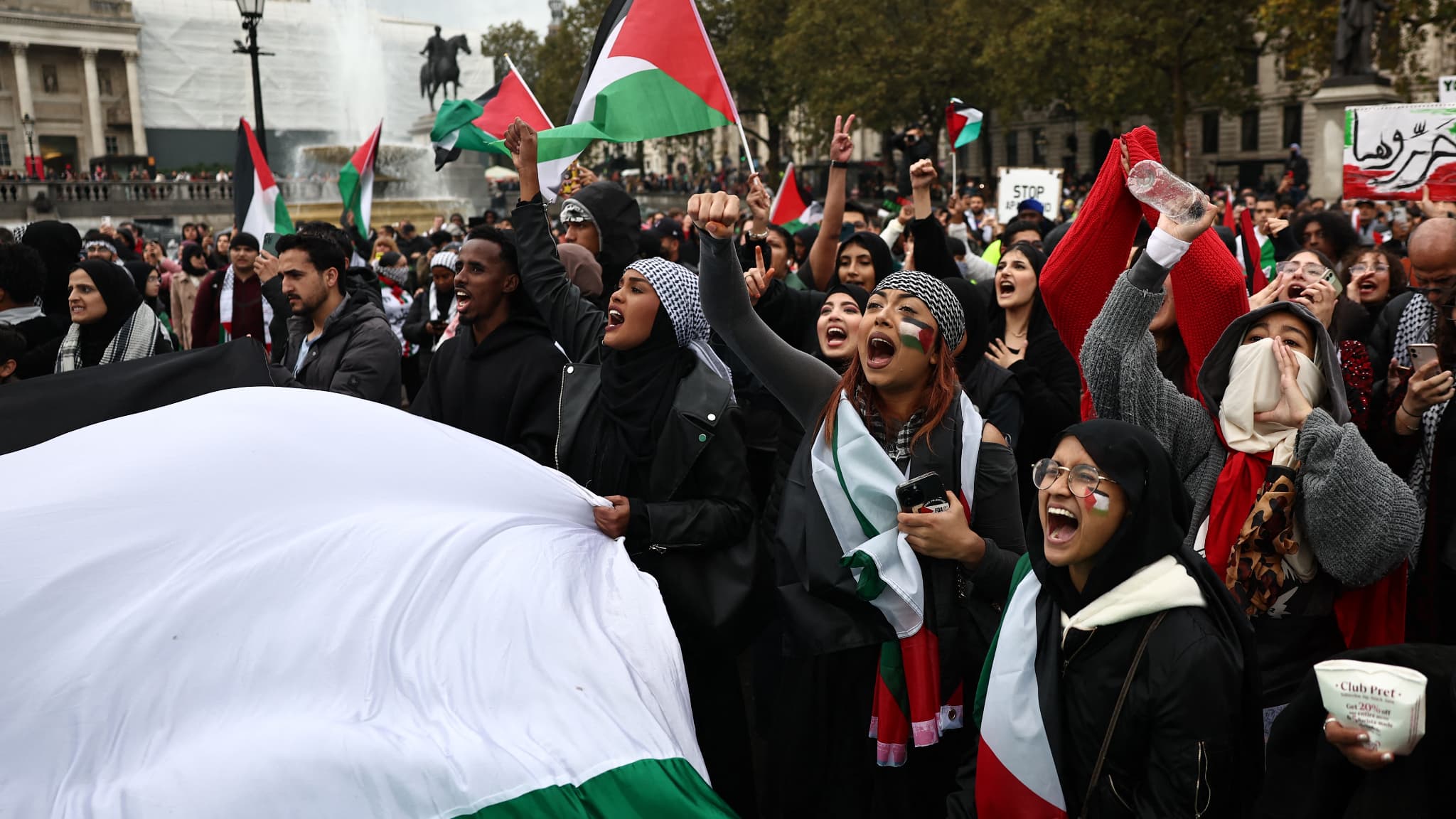 Des personnes participent à une "Marche pour la Palestine", à Londres, le 21 octobre 2023, pour "exiger la fin de la guerre contre Gaza". Des personnes participent à une "Marche pour la Palestine", à Londres, le 21 octobre 2023, pour "exiger la fin de la guerre contre Gaza".