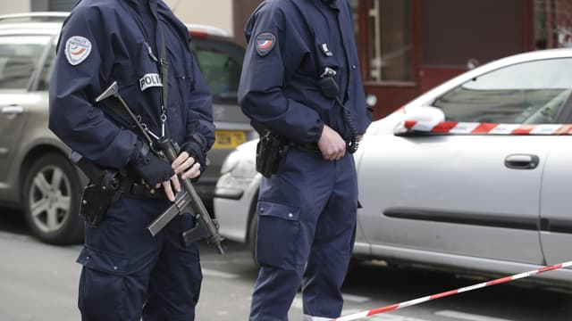 Des policiers devant le bar Le Carillon, visé par une des attaques, le 14 novembre.