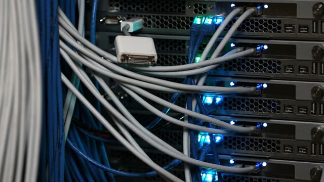 Plus de la moitié des entreprises se disent séduites par le cloud, si l'on retient l'étude réalisée par IDC auprès de responsables informatiques. Cette proportion est sans doute sous évaluée si l'on tient compte de tous les projets cloud portés par les directions métiers, marketing et RH.