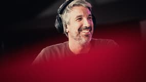 Guillaume Meurice lors de l'émission "La Dernière" diffusée en direct sur Radio Nova depuis la Fête de l'Humanité, à Bretigny-sur-Orge, en France, le 14 septembre 2025.