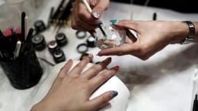 Allergies cutanées, asthme, maux de tête... Les professionnels du soin et de la décoration des ongles sont exposés à une soixantaine de substances "très préoccupantes" et doivent mieux se protéger, avertit l'agence de sécurité sanitaire