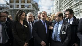 François Hollande (c) lors d'une visite à Romainville, près de Paris, le 8 avril 2016