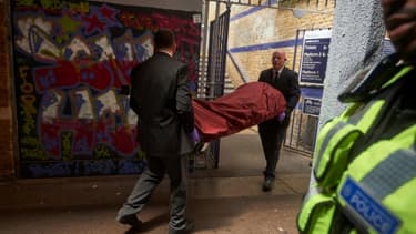 Un corps évacué à la gare de Brixton, dans le sud de Londres, où trois personnes ont été tuées par un train, le 18 juin 2018