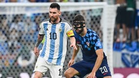 Lionel Messi face à Josko Gvardiol lors du match Argentine-Croatie au Mondial 2022